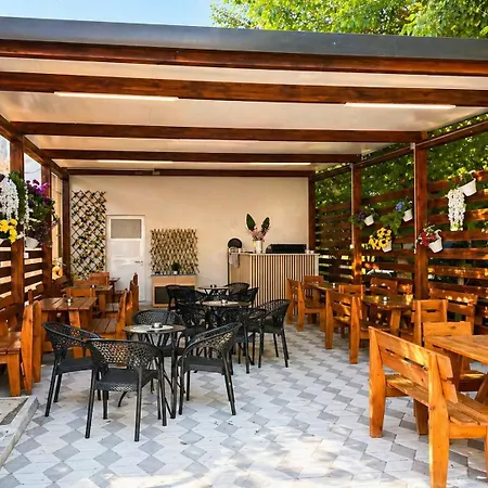 Bar Restaurant Mani فندق *